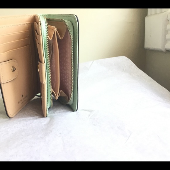 Kate Spade wallet. - Picture 3 of 5